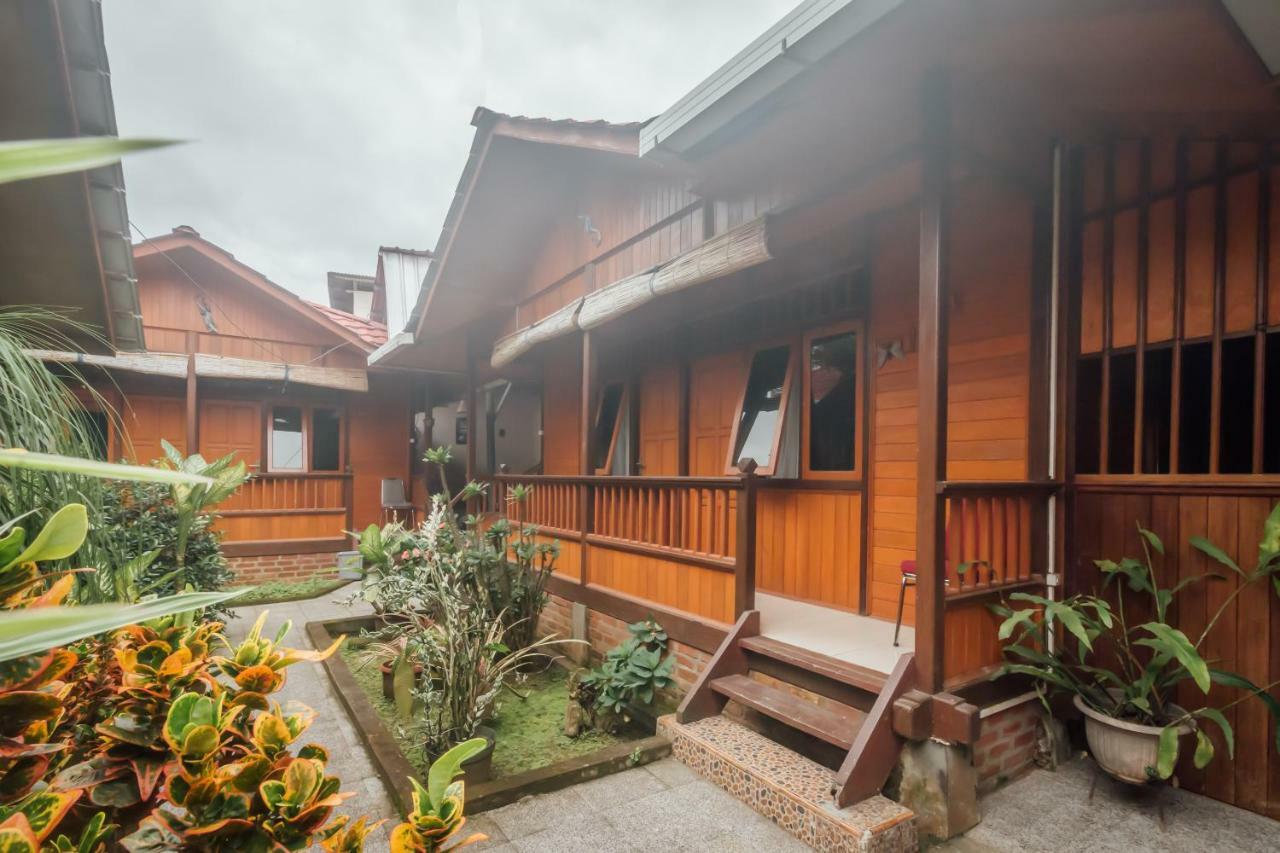Vaccinated Staff - Oyo 1300 Crecia Guest House Hatu Екстериор снимка