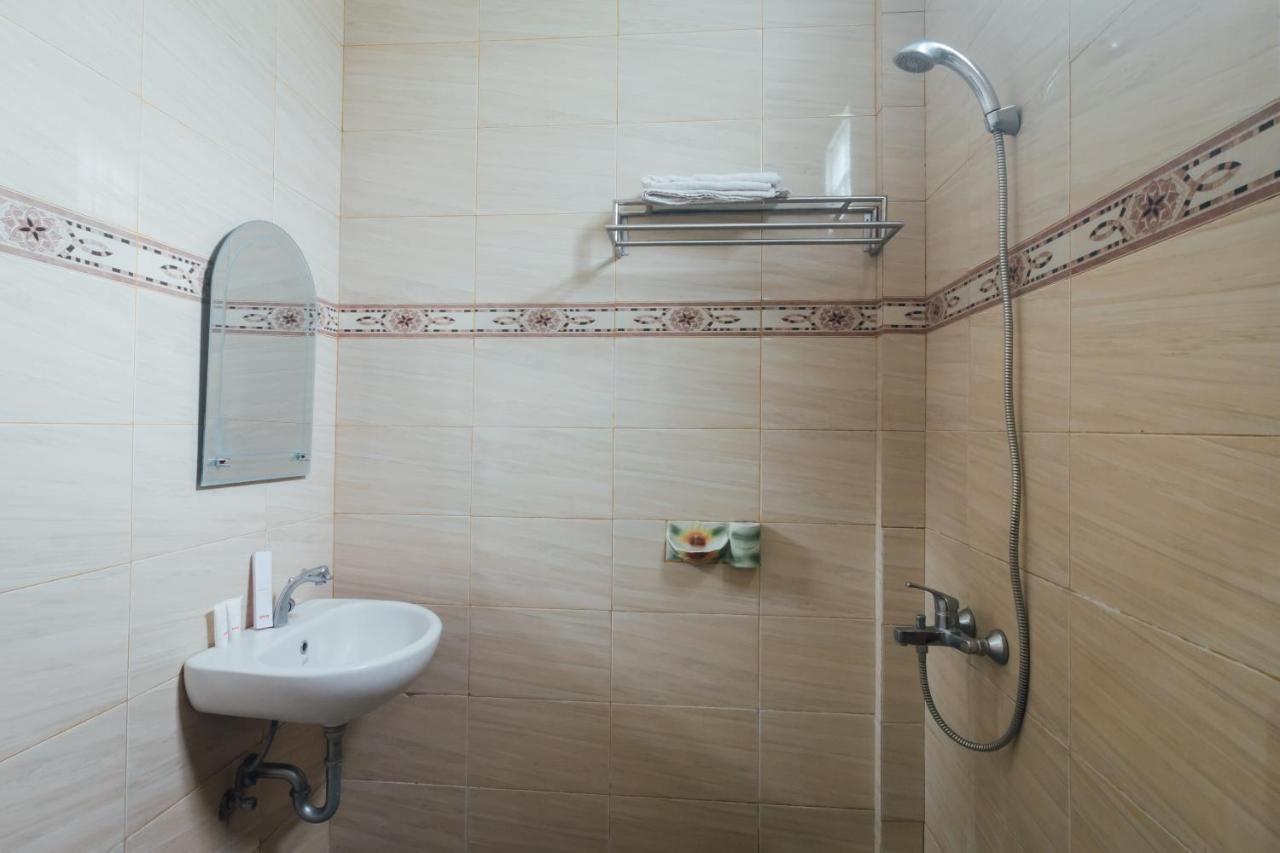 Vaccinated Staff - Oyo 1300 Crecia Guest House Hatu Екстериор снимка