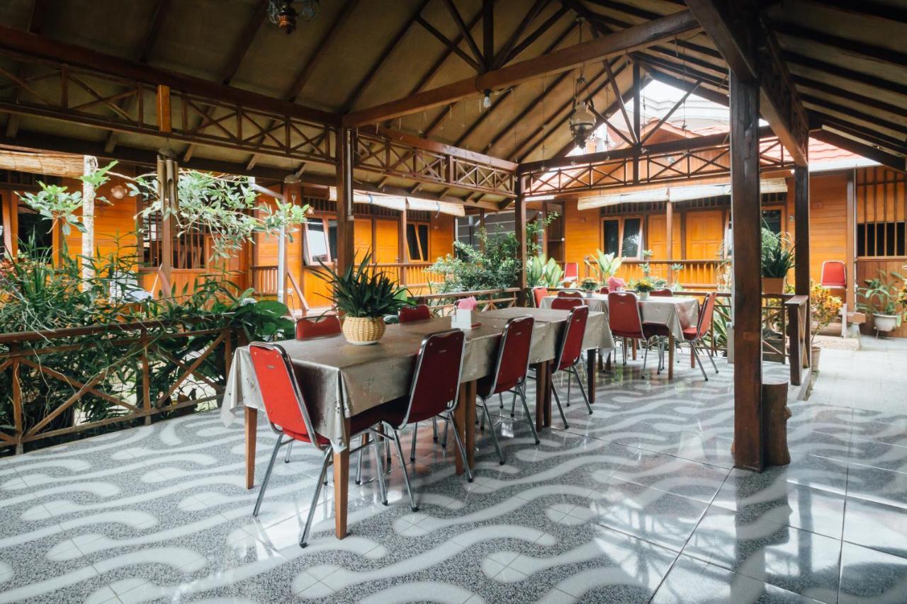 Vaccinated Staff - Oyo 1300 Crecia Guest House Hatu Екстериор снимка